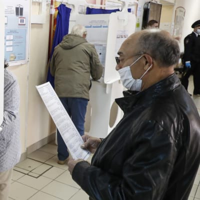 Maktpartiet Enade Ryssland säger sig ha fått en ny brakseger i söndagens lokala och regionala  val över hela Ryssland. Här deltar väljare i lokalvalet o Moskva.
