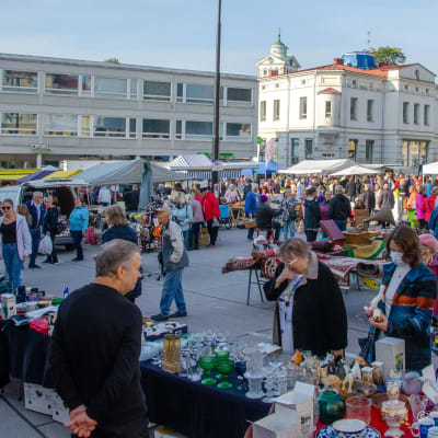 Många människor på ett torg. 