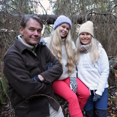 Pellikan perhe, isä, tytär ja äiti, suojelemallaan metsäpalstalla Jalasjärvellä kaatuneiden puiden luona.