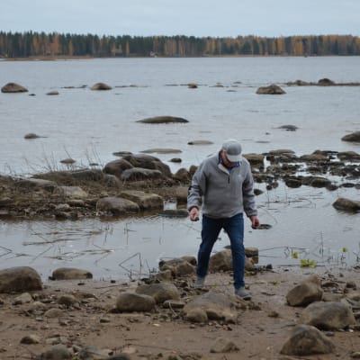 Jääskänjärven mökkirantoja on ruopattu. Rannanomistaja etsimässä rannalta simpukoita.