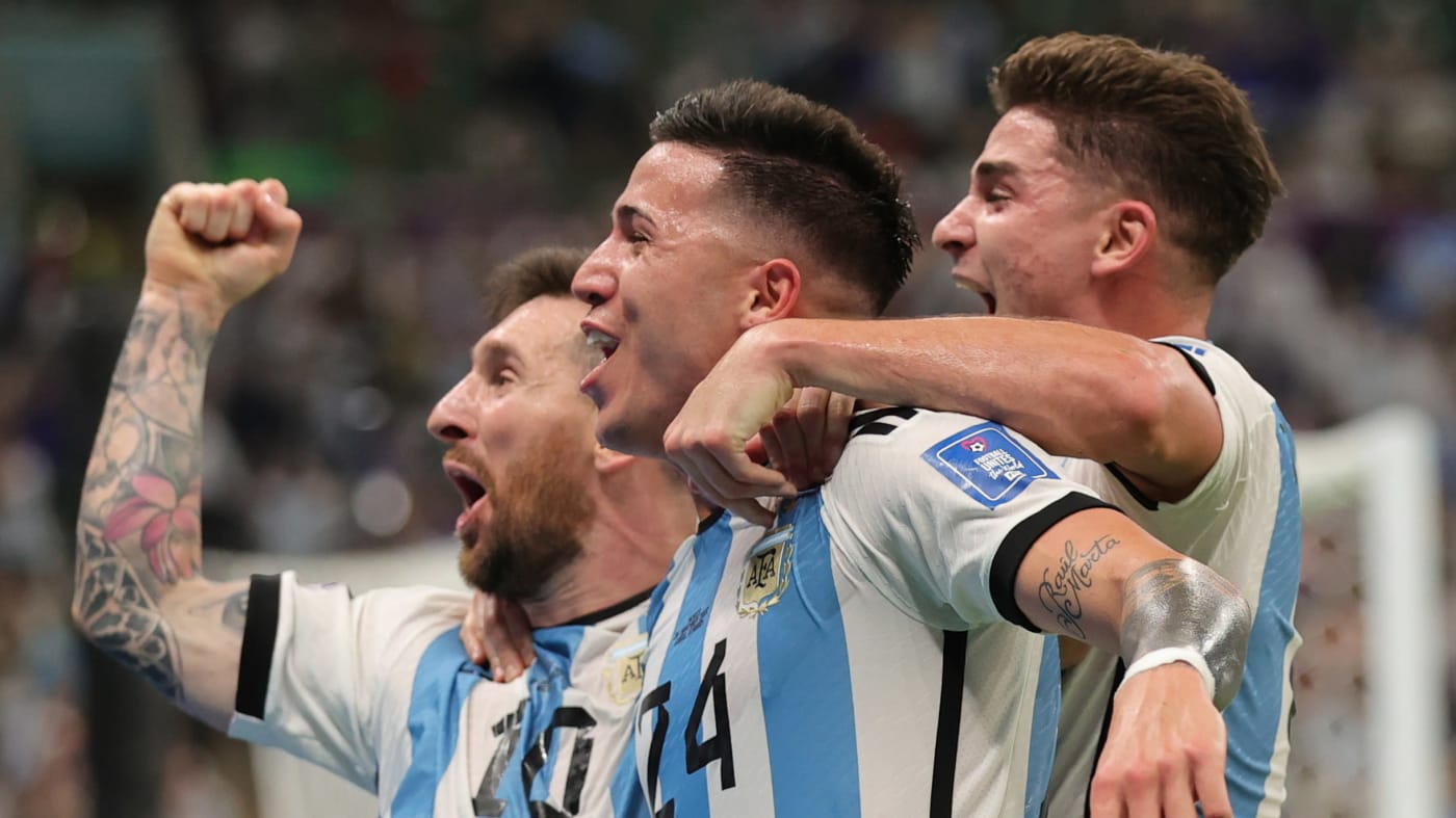 Enzo Fernandez festeggia il gol con i compagni.