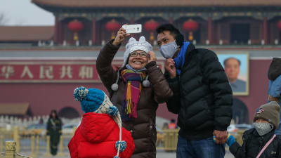 Peking slog larm om dålig luft på söndagen samtidigt som man meddealde att det sista kolkraftverket i staden har stängts. De flesta turister på Himmelska fridens torg bad andningsskydd
