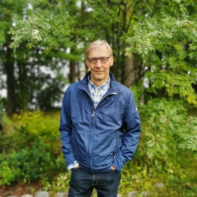 Asko Hankilanoja seisoo pihlajien edessä.