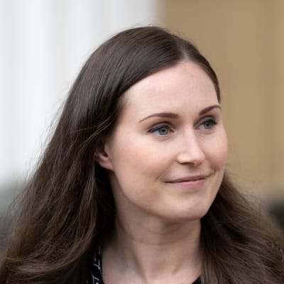 Sanna Marin kävelee Säätytalolta.