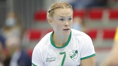 Johanna Hilli spelar handboll.