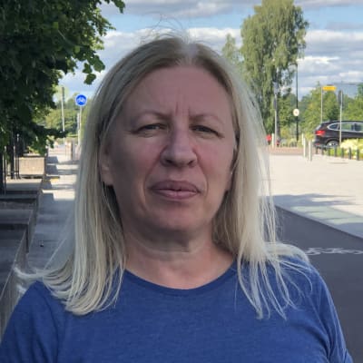 Carina Nakhel är född i LIbanon och bosatt i Finland sedan år 1990. Hon vill att det politiska systemet i LIbanon ska förändras i grunden.