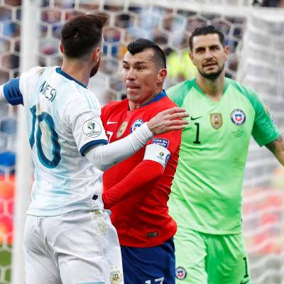 Lionel Messi och Gary Medel blir utvisade efter den här sekvensen.