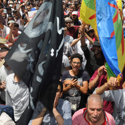 Demonstranter i Marockos huvudstad Rabat demonstrerar den 11 juni i solidaritet med Rif-regionen samt mot korruption, utslagenhet och arbetslöshet. 