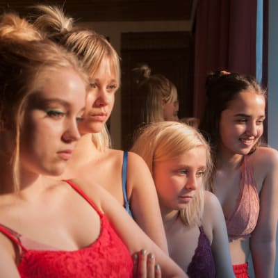 Tyttöbileet-elokuvassa Sissi (Elsa Marjanen), Nana (Alisa Röyttä), Eveliina (Anna Kare) ja Ellen (Yasmin Najjar) riisuvat paidat bileissään, mutta saavat yleisöä.