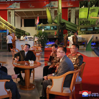 Pohjois-Korean johtaja puhuu upseeriensa kanssa. 