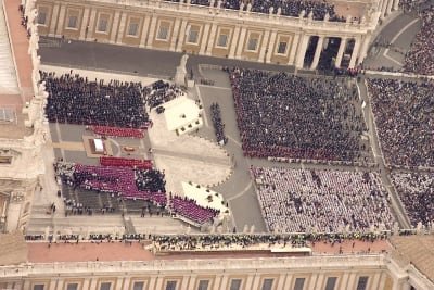 Flygbild av Johannes Paulus II:s begravning på Petersplatsen framför Peterskyrkan i Vatikanen.