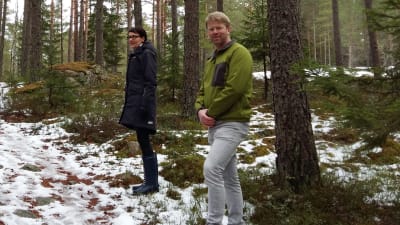 marknadsförare Cathina Wretdal-Lindström och turismchef Benjamin Donner i skog med lite snö i Kimito