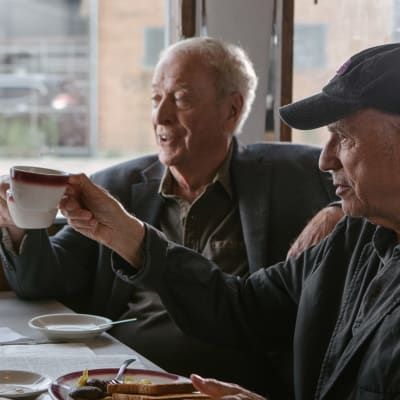 Willie, Joe och Albert skålar i kaffe.