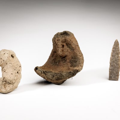 Unika lerfigurer som har hittats vid utgrävningar i Ånäs i Vanda i augsti 2014.