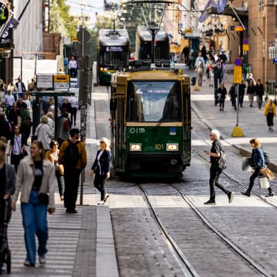 Ihmisiä kävelee kadulla.