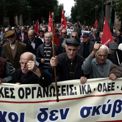 Grekiska pensionärer demonstrerade på Atens gator redan den 20 november. 