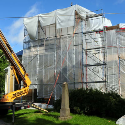 Kvevlax kyrka är inpaketerad