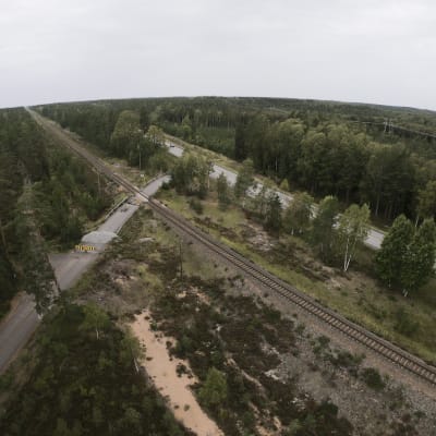 Den nu stängda plankorsningen i Skogby i Raseborg där olyckan skedde fotograferad den 8 september 2019.