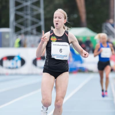 Johanna Peiponen tuulettaa vuoden 2019 Kalevan kisoissa. 