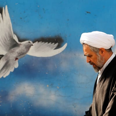 Iransk man den 16 januari inför IAEA:s väntade besked att sanktionerna mot Iran hävs.
