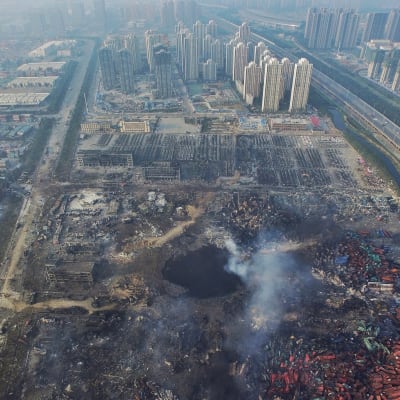 Förödelse efter explosion i hamnen i Tianjin.