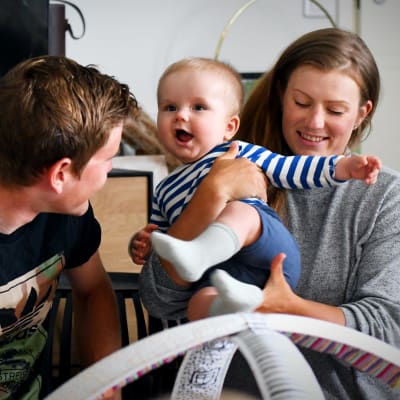 Lotta Henttala med sonen i famnen