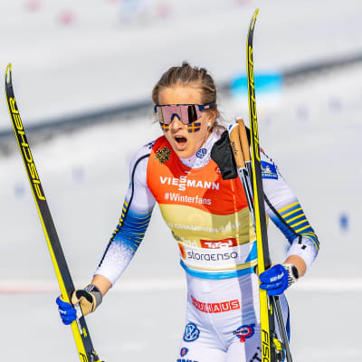 Stina Nilsson ropar ut sin glädje efter VM-guld i Seefeld.