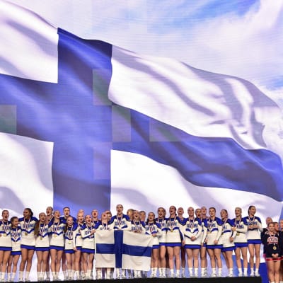 Suomen cheer-joukkue palkintokorokkeella. 