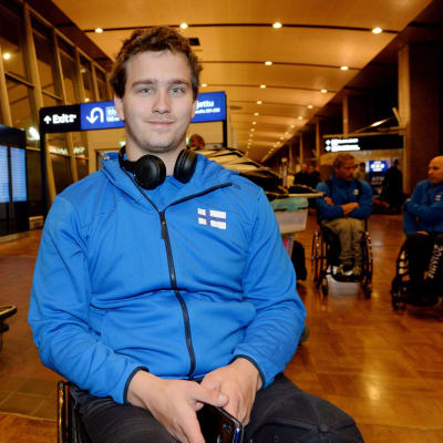 Tuomas Manni Suomen parayleisurheilun MM-joukkueen mediatilaisuudessa Helsinki-Vantaan lentokentällä 1. marraskuuta 2019.