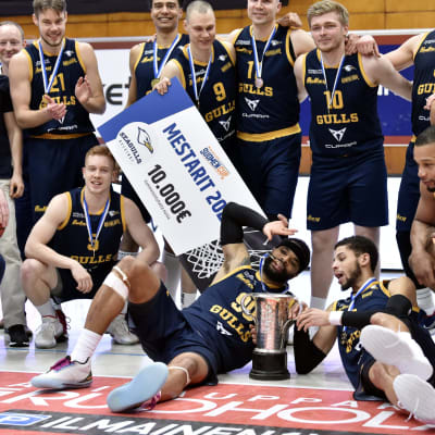 Seagulls juhlii miesten koripallon Suomen Cupin finaalin voittoa 13.2. 2021