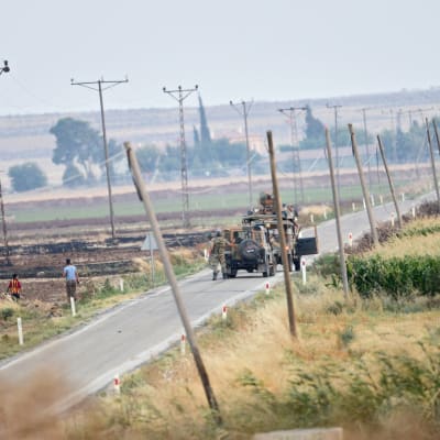 Turkiska militärfordon på väg mot den syriska gränsen nära staden Kilis som har utsatts för många dödliga raketattacker från Syrien under det senaste året