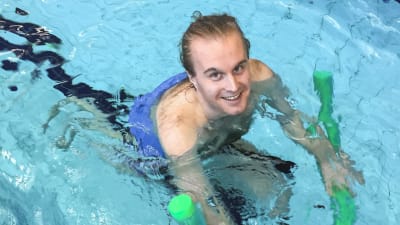 Yle Huvudstadsregionens reporter Lukas Rusk simmar i Grankulla simhall.