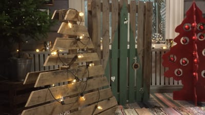 tre alternativa julgranar gjorda av trä