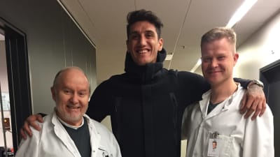 Sakari Orava tillsammans med ortopeden Lasse Lempainen och argentinske fotbollsspelaren Gabriel Peñalba.