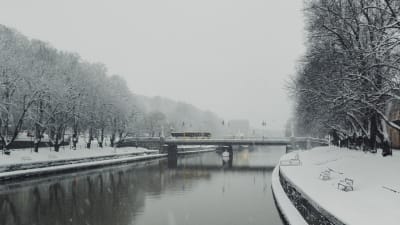 Aura å i vinterskrud.