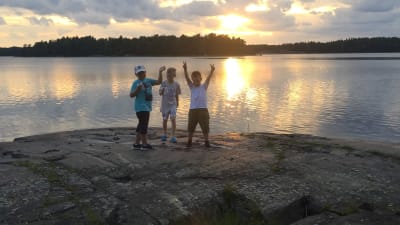 Barn som leker nära en brasa