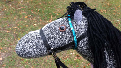 Käpphäst gjord av garn med svart man