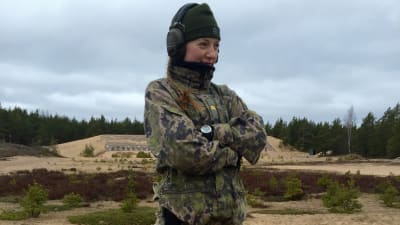 Militärpolis Laura Ylén står på en skjutbana.