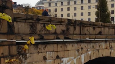 Spår av bombningarna under inbördeskriget på Hagnäs bro