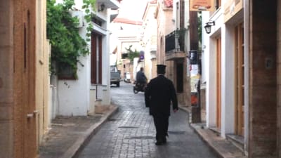 Gränderna i Aegina är tystare än på länge.