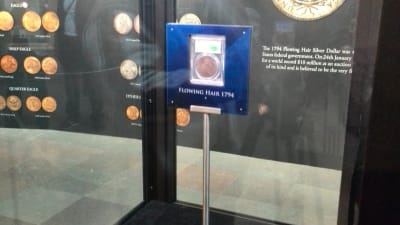 En amerikansk silverdollar i vitrin.