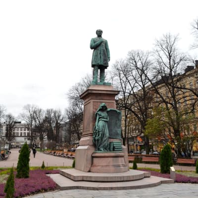 Runebergs staty talar inte svenska förrän nästa år.
