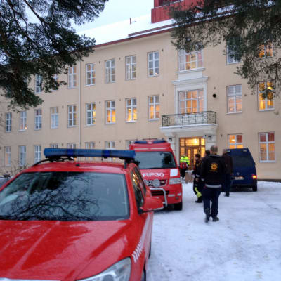 Brandkåren utreder brandorsaken vid Roparnäs sjukhus.