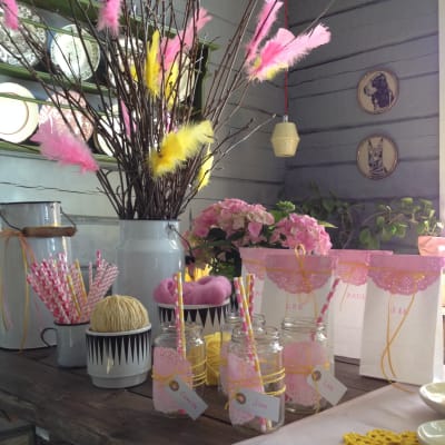 Dekorationer med tårtpapper till festbordet i rosa och gult