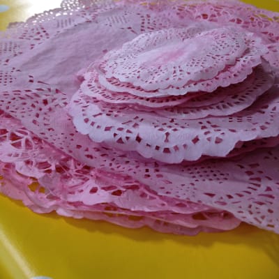 Rosa färgade tårtpapper på hög