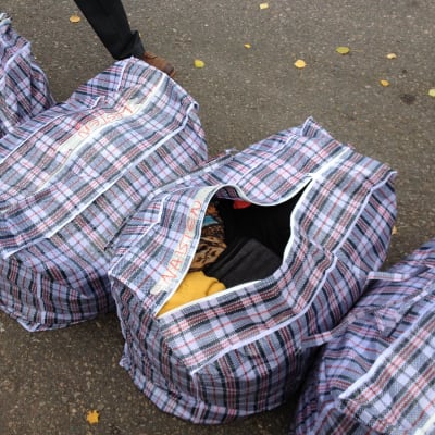 Väska med varma kläder som ges till flyktingar.