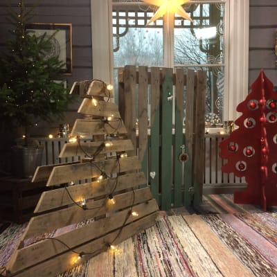 tre alternativa julgranar gjorda av trä