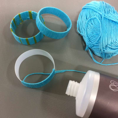 Armband av shampoflaska och garn