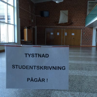 Lapp som uppmanar till tystnad utanför skrivsalen i Pargas svenska gymnasium.