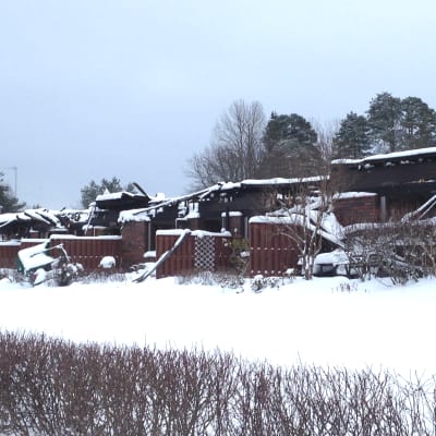 Den radhuslänga som förstördes i en brand på Gumnäsvägen i Pojo i januari 2018 är insnöad.